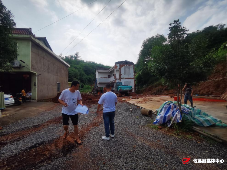 桃水镇：开展建房巡查 加强政策宣传