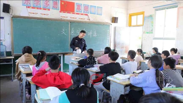 县公安局开展“一盔一带” 交通安全进校园活动