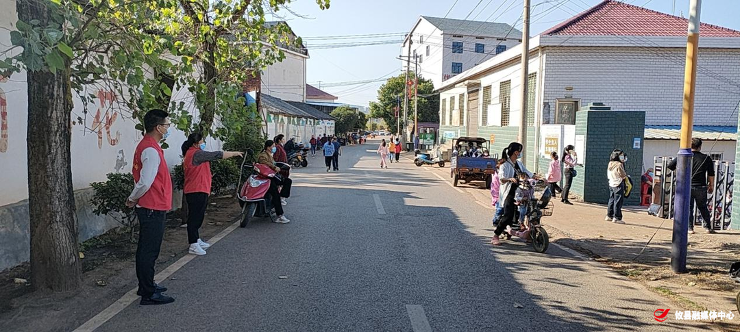 江桥街道：助力核酸检测、爱心护学 我们在行动