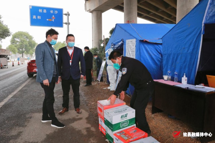 菜花坪镇：人大代表捐赠物资，助力守好防疫阵地