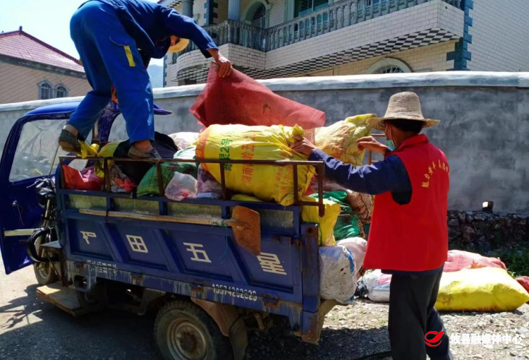 黄丰桥镇：环境卫生大整治，“红马甲”在行动！