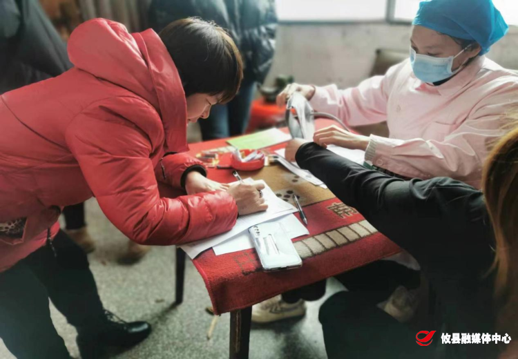 黄丰桥镇组织开展“爱心献血 传递生命”无偿献血活动