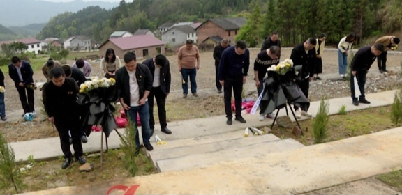 清明节：鸾山镇开展祭扫烈士墓活动