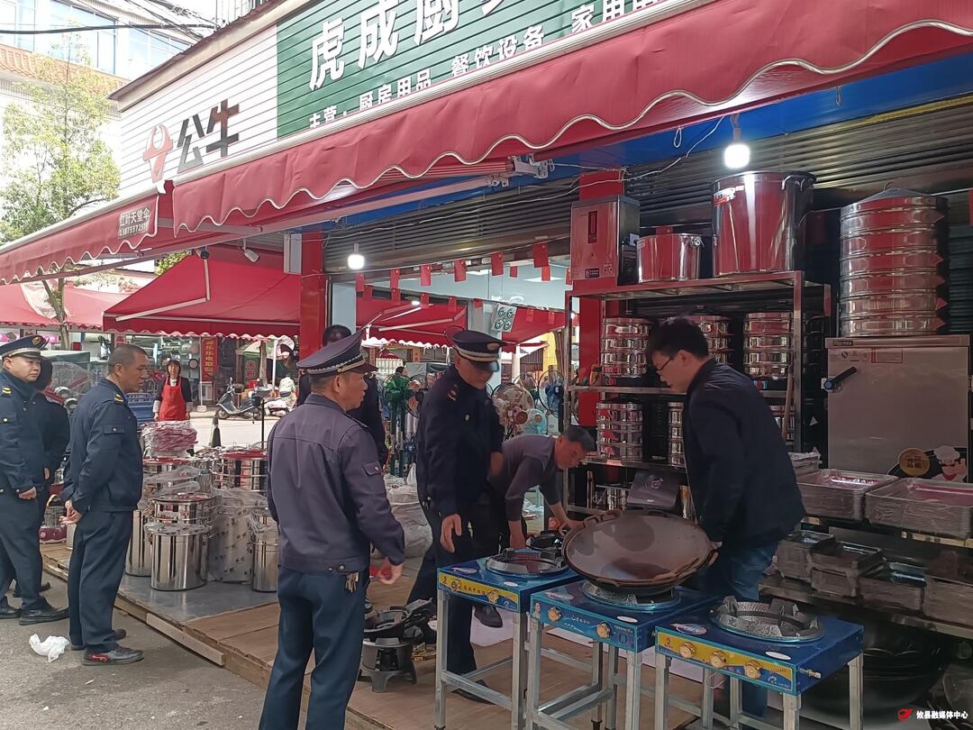 攸县城管大队开展湘东大市场市容环境专项整治 倡导文明经营