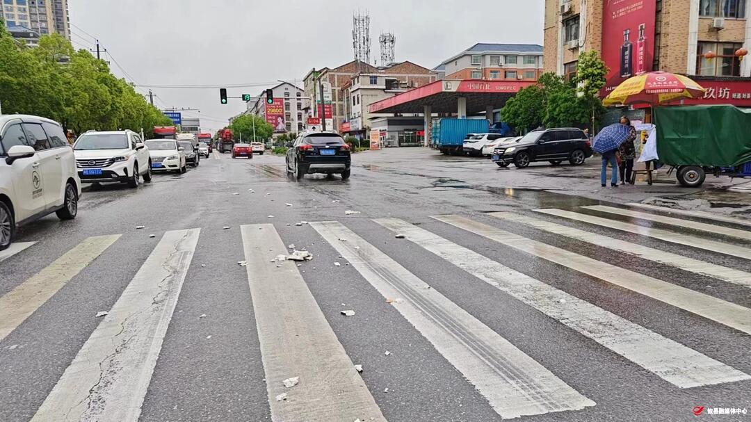 瓷泥污染路面 县城管局快速处置