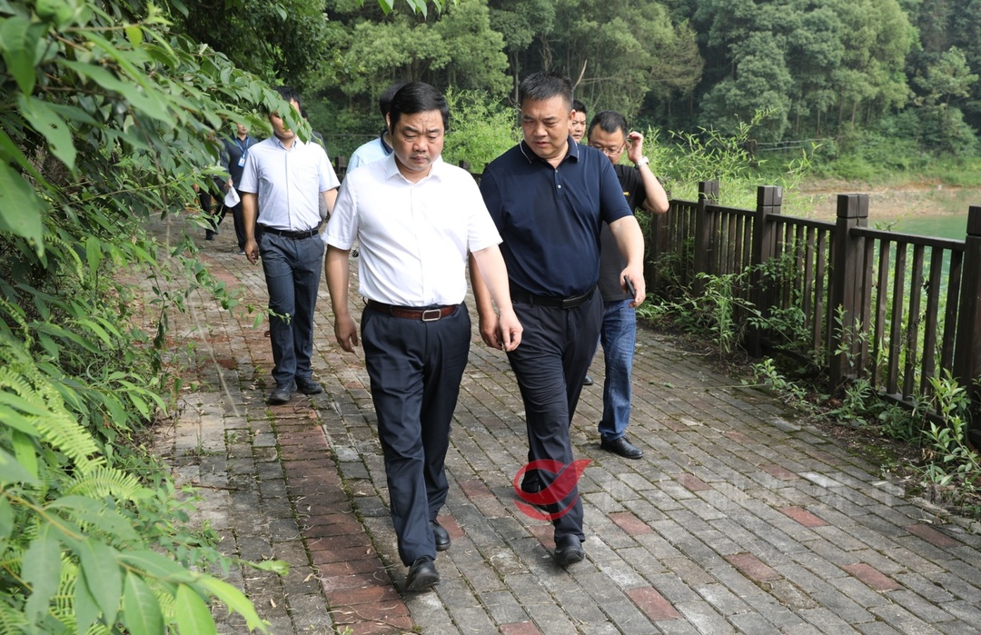 李鹏程开展巡林、巡河工作 强调：坚决扛起生态保护政治责任  推动全县生态文明水平再上新台阶