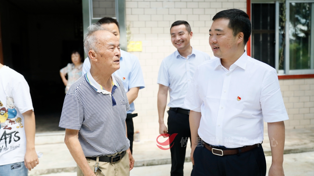 李鹏程开展“七一”走访慰问　向全县各级党组织和广大党员致以节日的问候