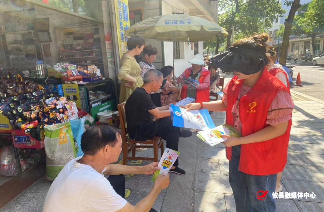 联星街道胜利社区联合派出所民警开展“全民禁毒 幸福攸州”禁毒宣传志愿活动