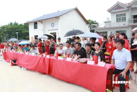 宁家坪镇：欢腾的泉塘屋场，赞歌声声献给党