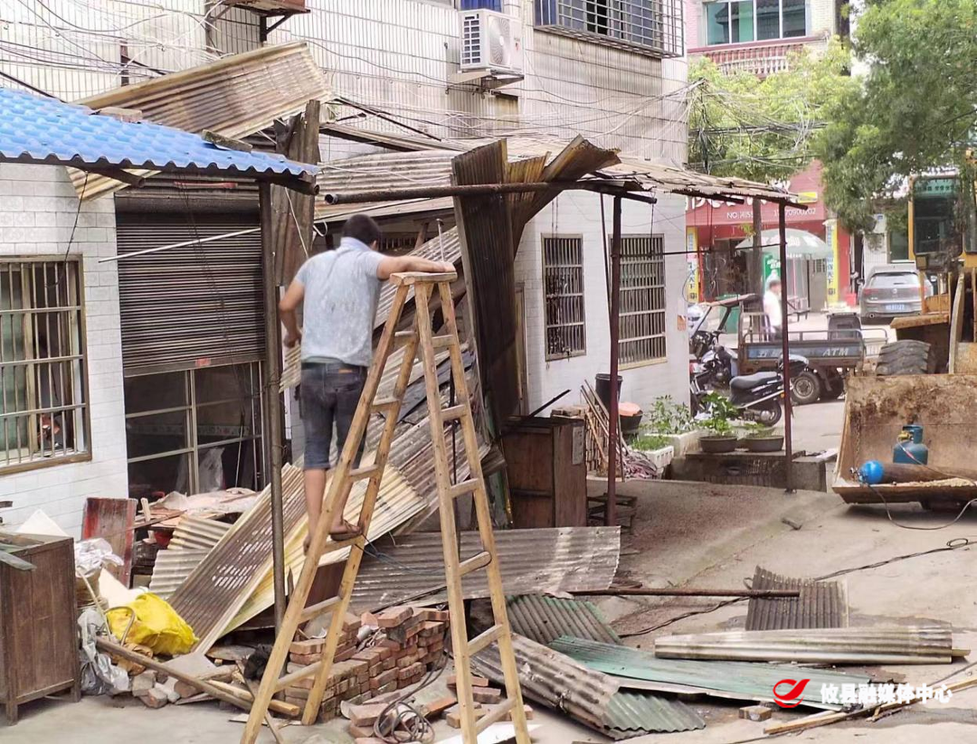 宁家坪镇：坚决打击乱搭乱建，消除安全隐患