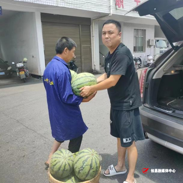 关爱环卫工人 爱心西瓜格外甜