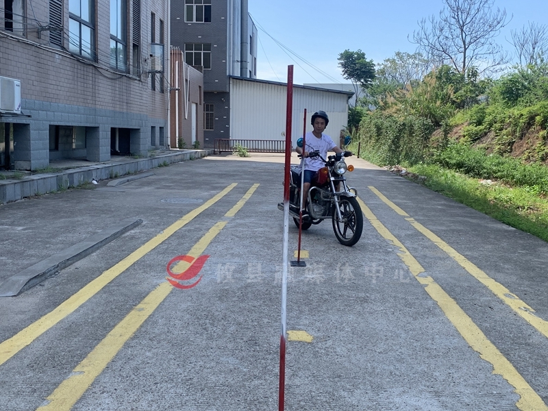 摩托车驾照考证“热” 市民争做合法“骑士”