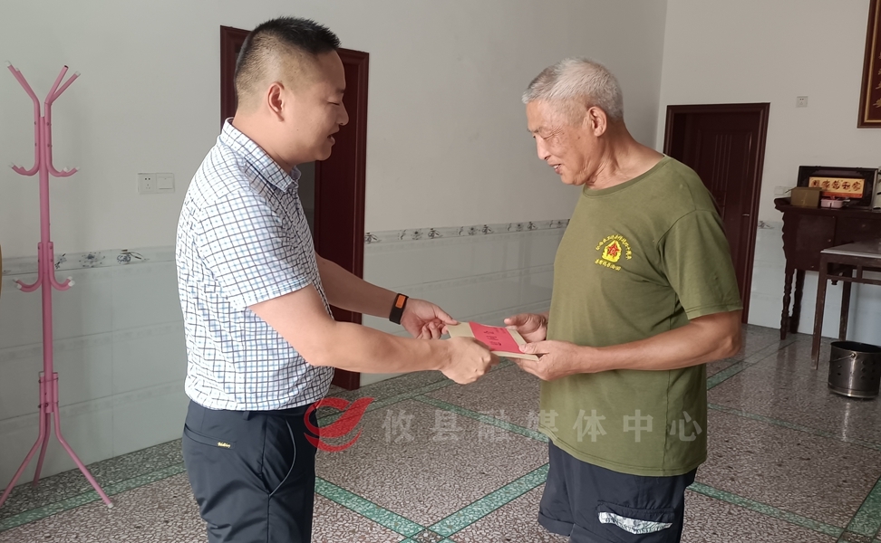 县领导“八一”走访慰问复员军人