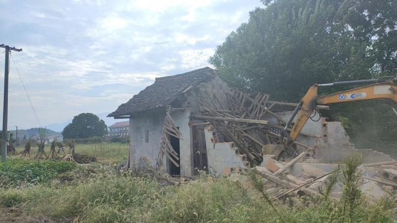 春联街道：拆除涉水违建 保障河道安全