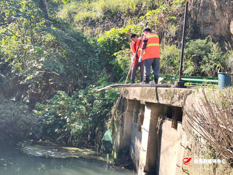 黄丰桥镇开展常态化河道清理行动，守护水清岸绿