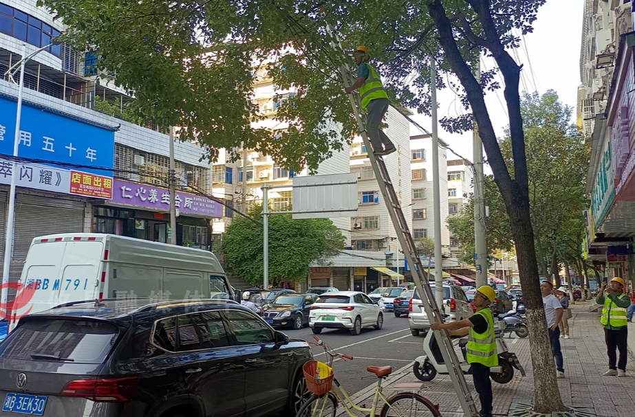 开展“飞线”整治 净化城市空间