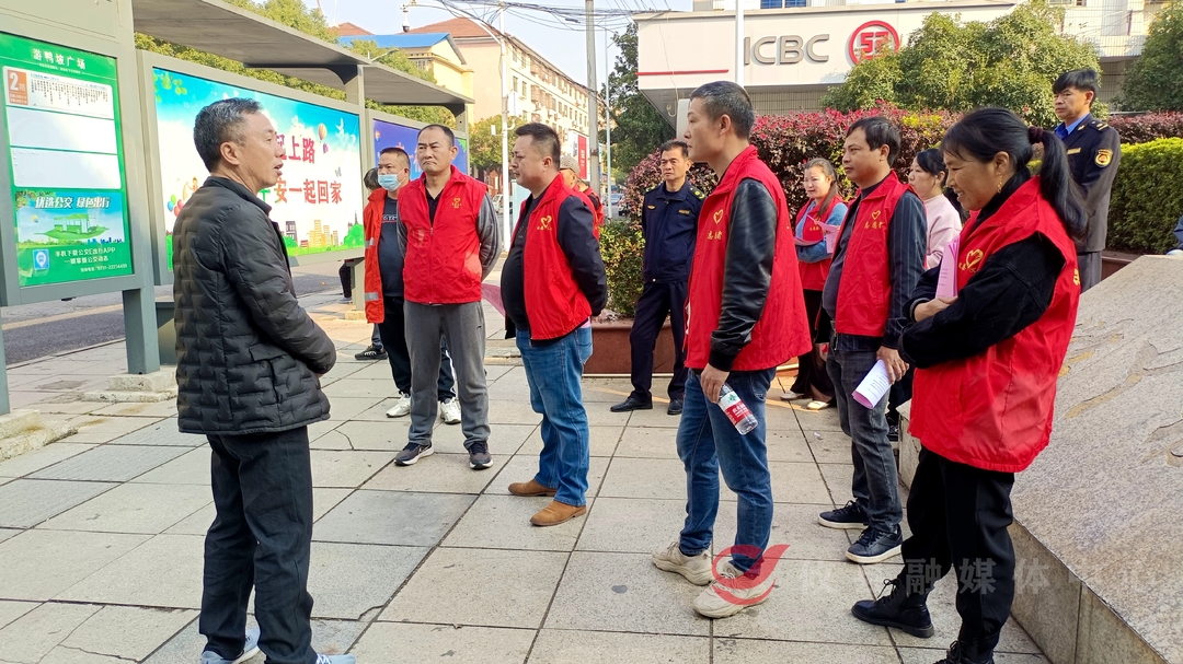 “宣传+提示”提升市民打造试点示范街意识