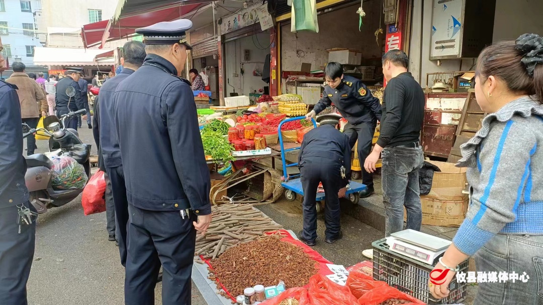县城管局：以案释法 店外经营占道乱 规范入店秩序好
