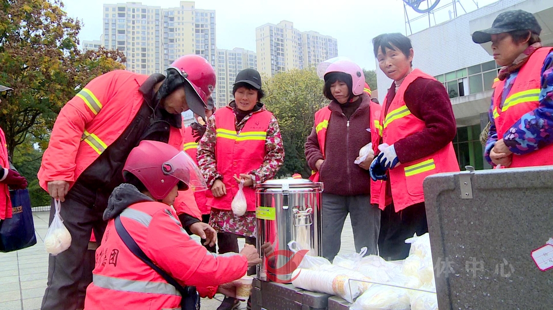 冬日里的暖流 爱心早餐温暖环卫工人