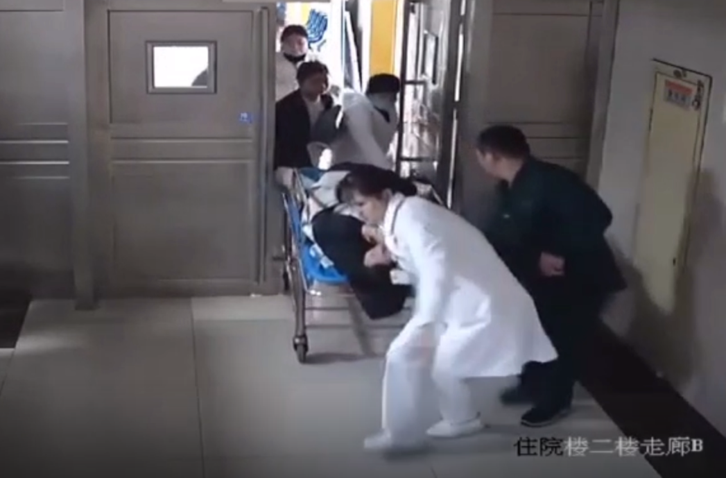 医院门口孕妇突然临盆 医生紧急救助母女平安