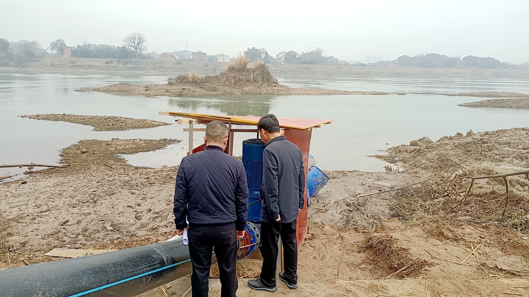 面对开闸放水 攸州水务架设临时取水设施保生活用水