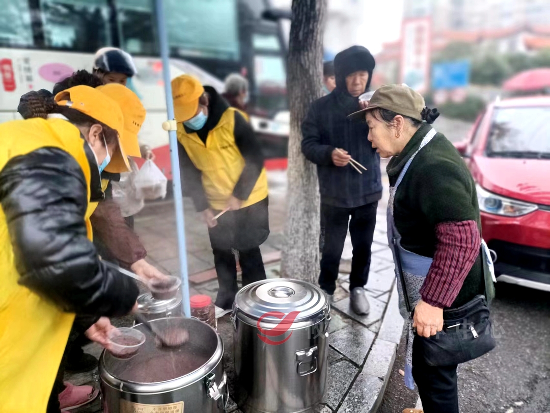 志愿者们送上的这碗腊八粥捧着手暖，喝着心更暖！