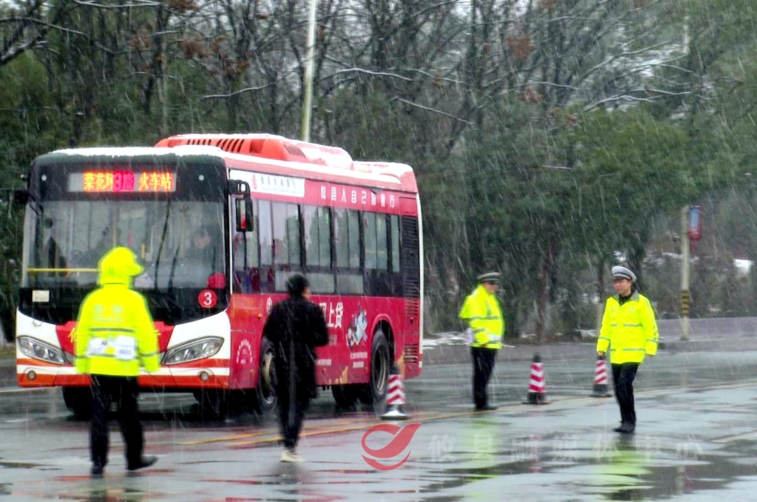 以雪为令！攸县交警雪天执勤保通畅，守护群众平安路