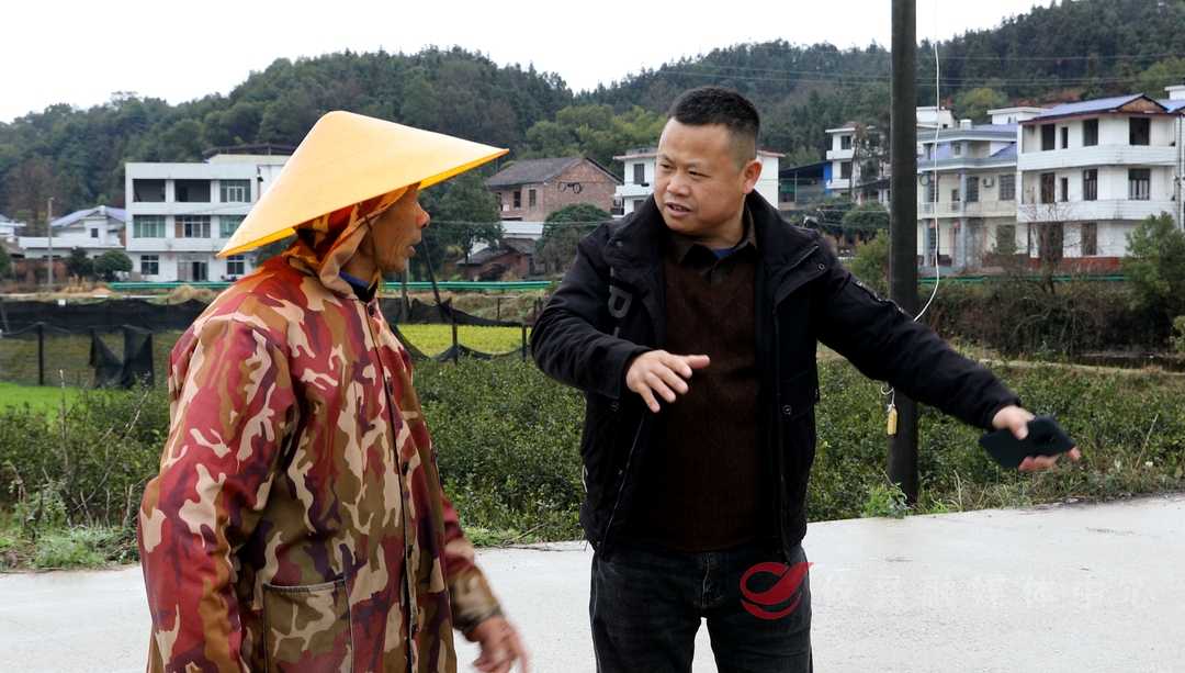 生死一瞬！男子意外落水 攸县一村干部跳入冰水奋勇救人