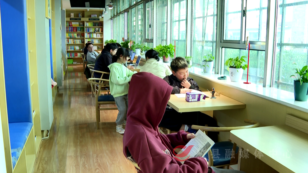 【新春走基层】春节期间书香溢 市民书店“充电”忙