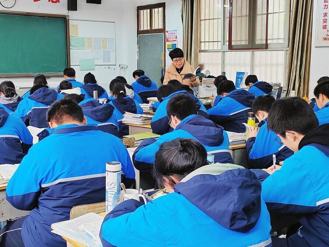 【一路生花】 贺玲丽：引导学生找到更好的自己是一种幸福