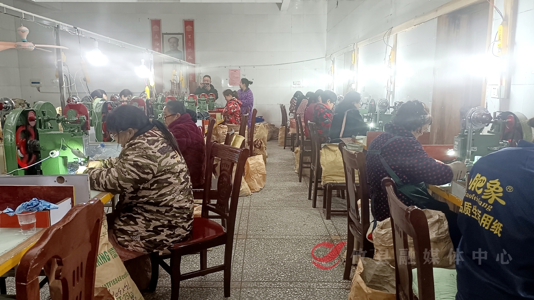 黄丰桥镇：雨伞加工坊助力乡村振兴，村民家门口实现就业增收