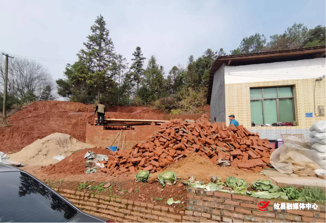 皇图岭镇：确保建房规范，遏制新增违建