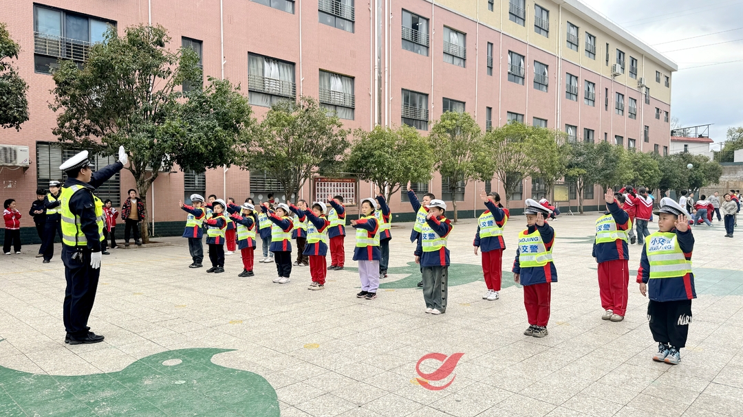 攸县：萌娃秒变“小交警” 沉浸体验“大安全”