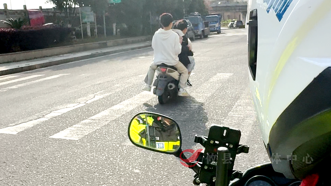 一辆摩托坐4人！莫为了方便而忘了安全！