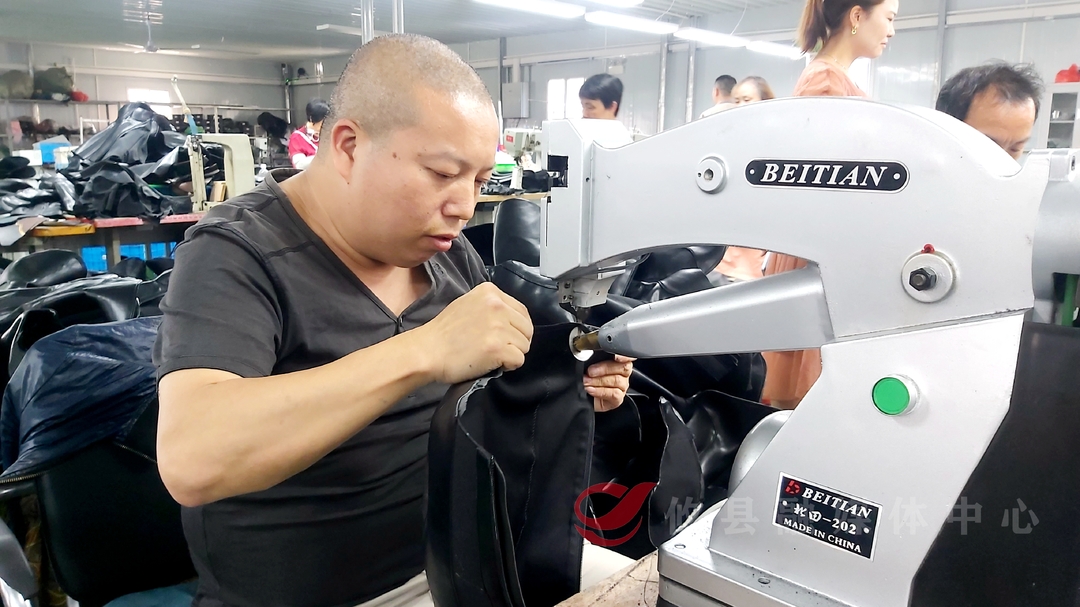 【第三十四次“全国助残日”】县残联：积极对接企业  助力残疾人“家门口”就业