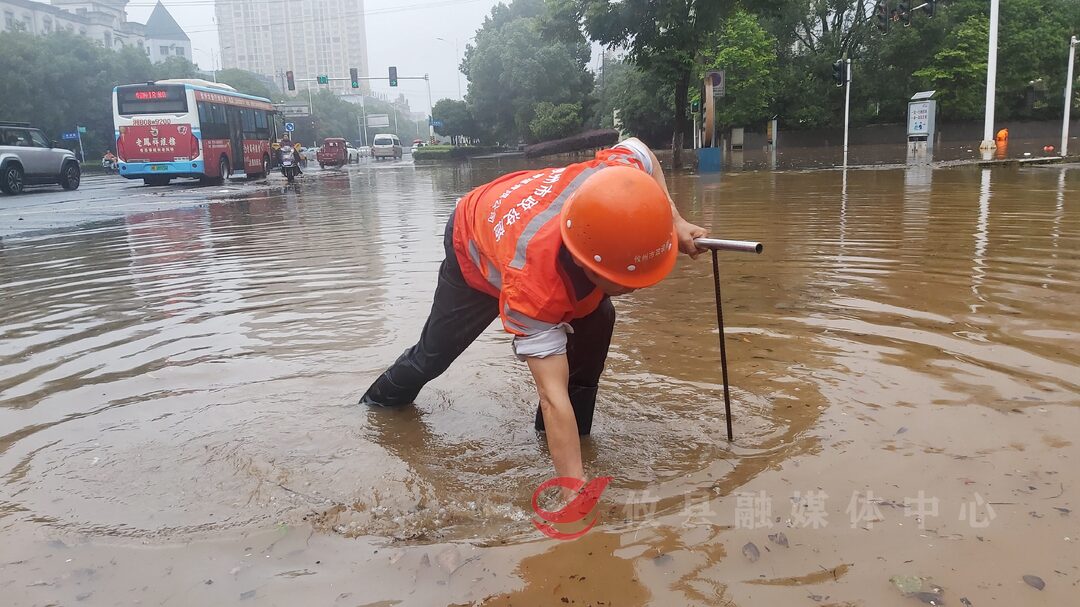 大雨导致城区积水严重  攸县多部门抢险排涝疏导交通保畅通