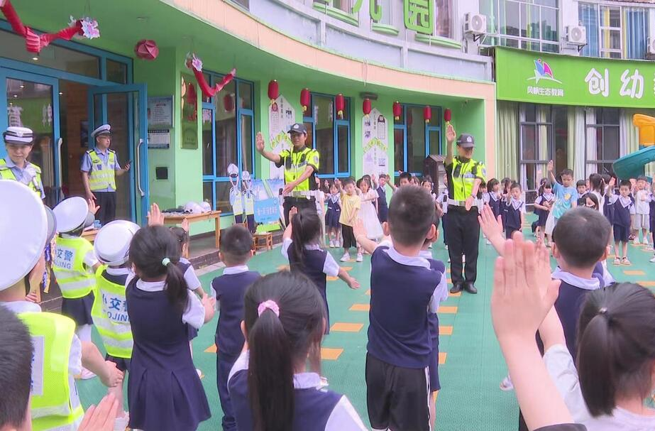 【庆六一】“警”握小手 与你“童”行——攸县交警走进幼儿园开展交通安全主题宣传活动