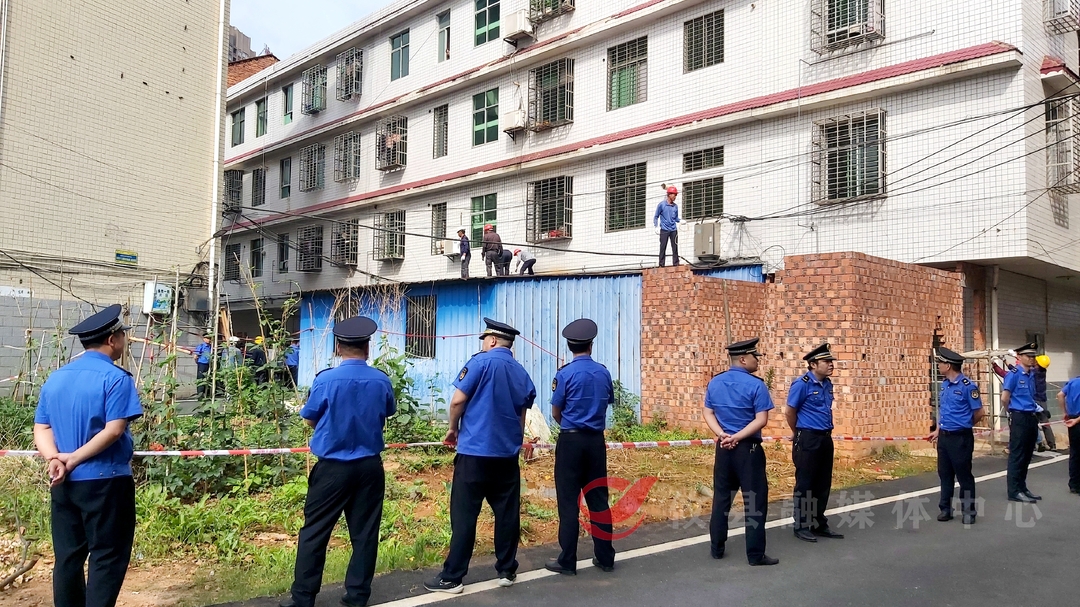 多部门联合执法拆除城区多处违建