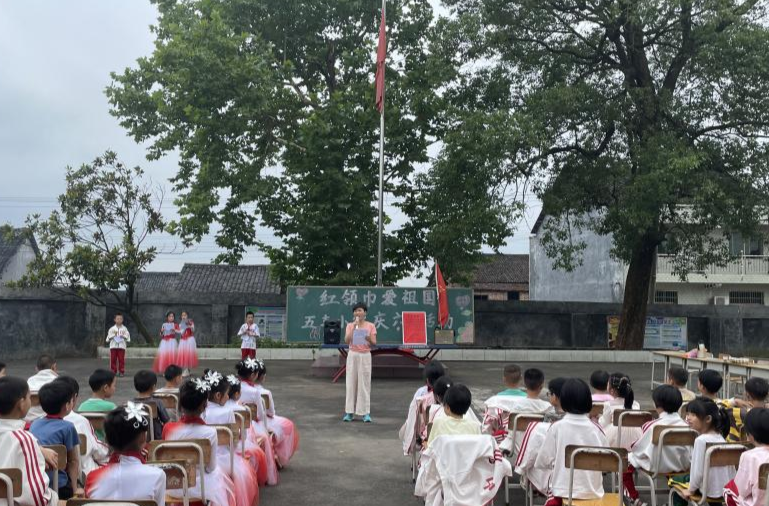 团县委走进渌田镇五丰小学共庆“六一”