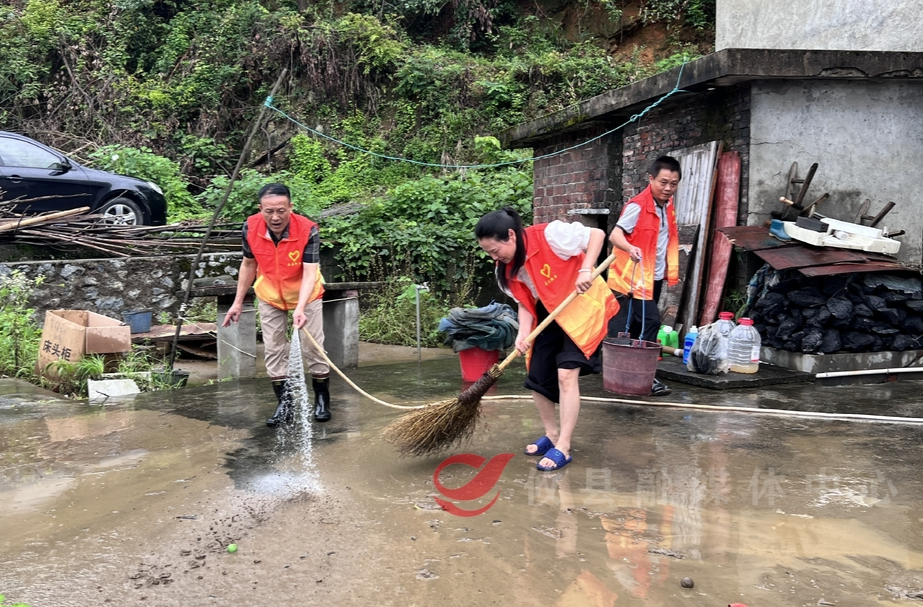 【黄丰桥】干群同心众志成城  织密织牢防汛“安全网”