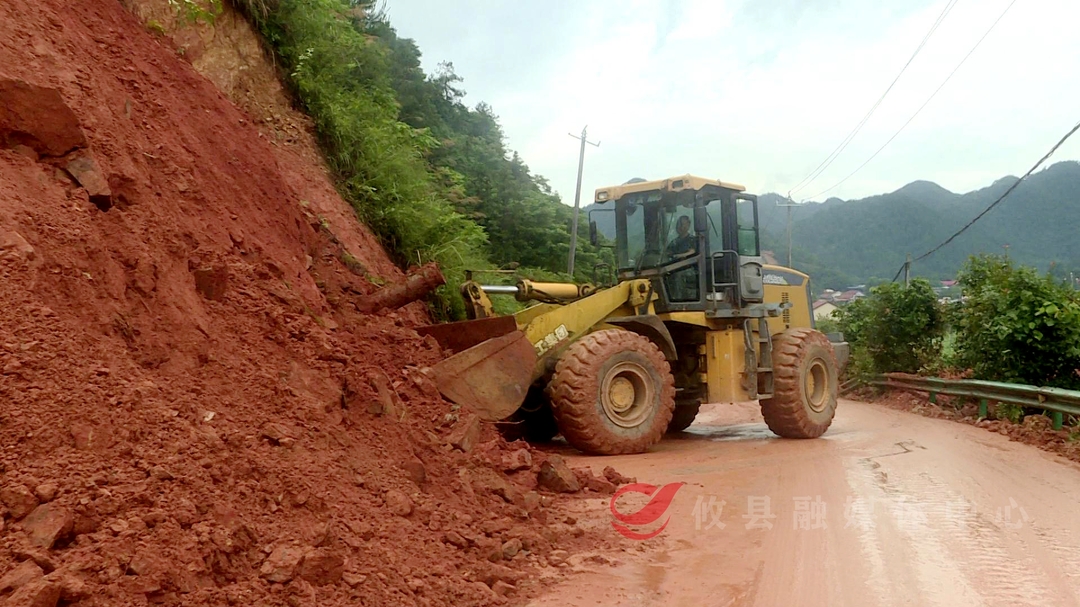 攸县：强降雨致S336公路2处山体塌方 公路部门全力以赴抢险救灾