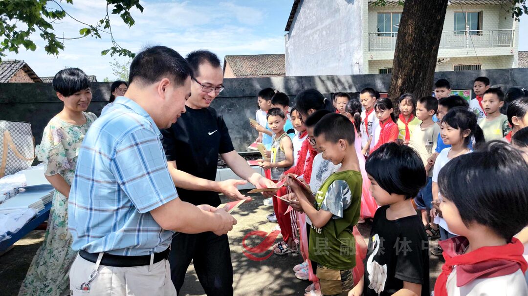 心系教育 情暖校园！爱心企业为五丰小学捐赠爱心物资