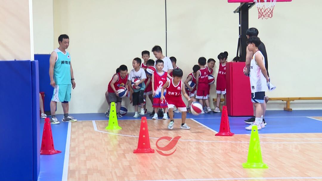 暑期健身热 篮球培训人气高涨