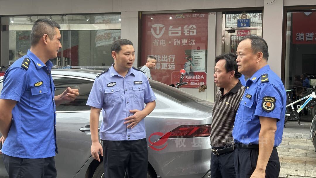 攸县多部门联合执法整治电动摩托车占道经营