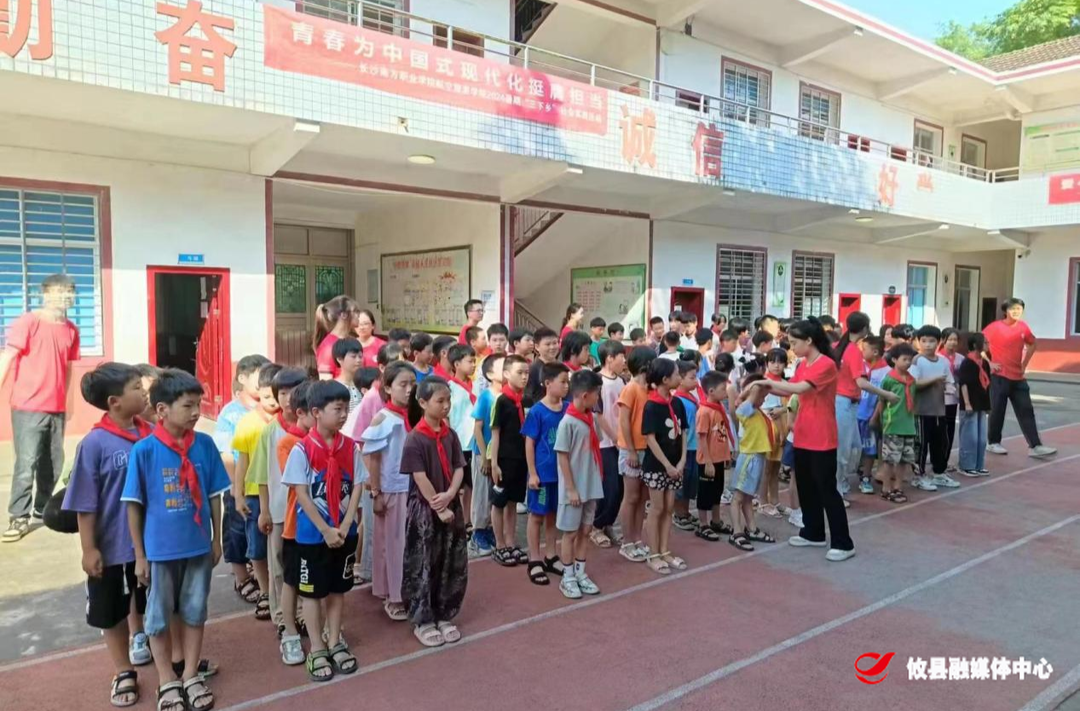 攸县司法局：莲塘坳司法所开展大学生暑期“送法下乡”活动