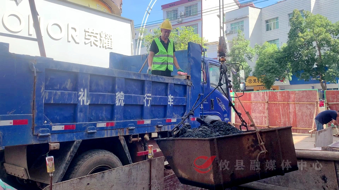 高温下的坚守：市政园林清淤工人守护城市“地下血脉”