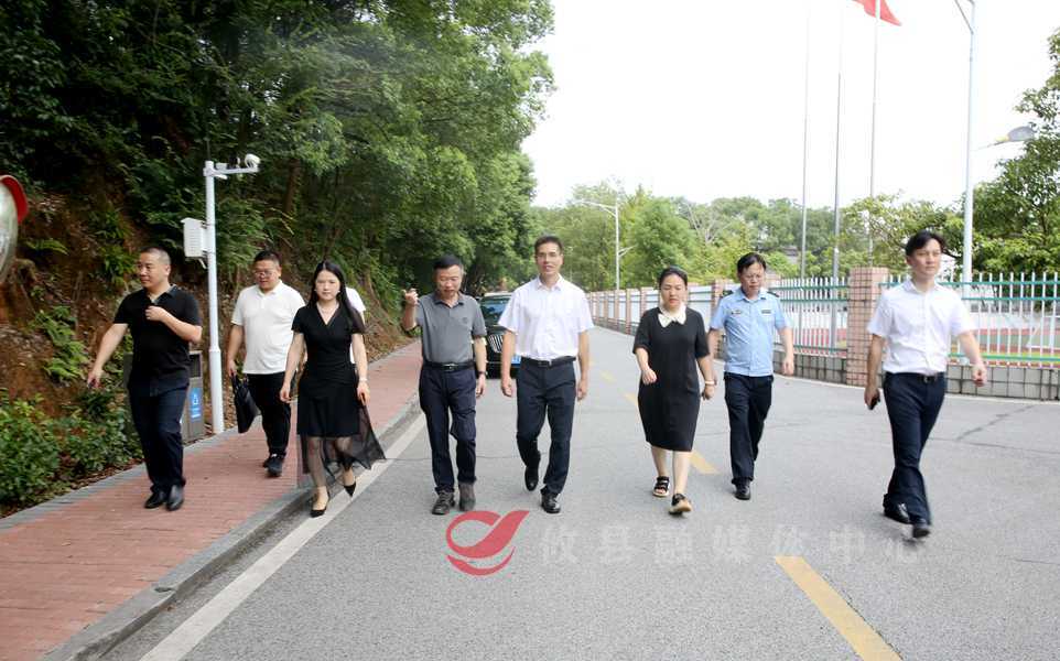 武挪强调研校园“明厨亮灶”工程建设情况