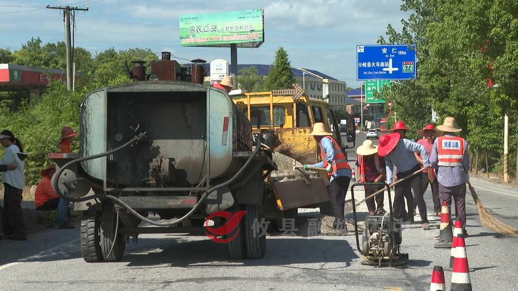 攸县交通事务中心：不惧“烤”验 “汗”卫道路安全