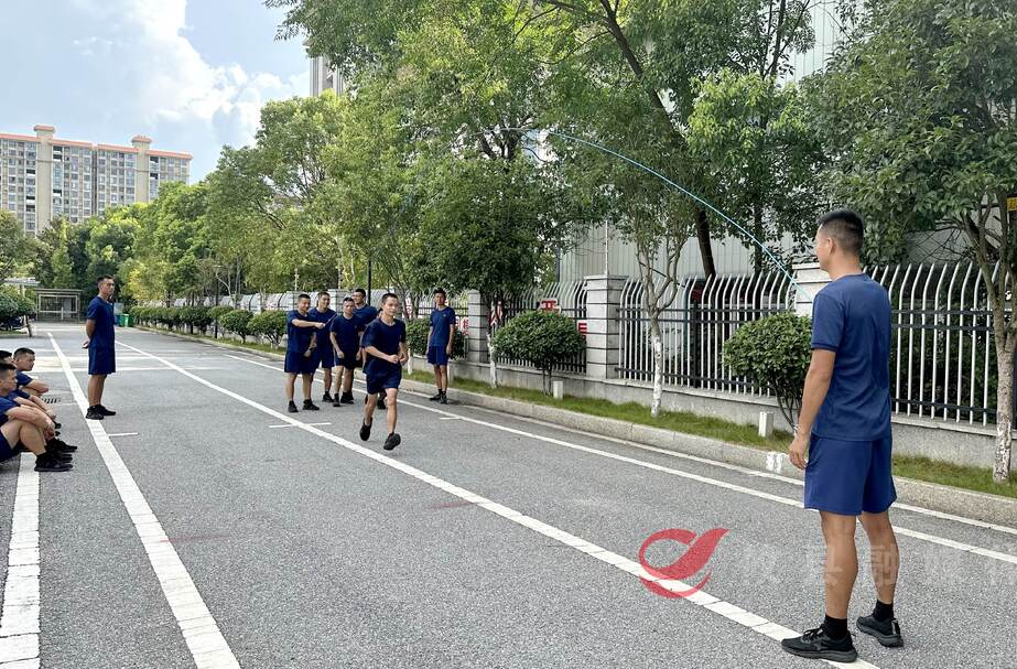 【高温下的坚守者】“战”在一线 不惧“烤”验 消防员高温下开展训练