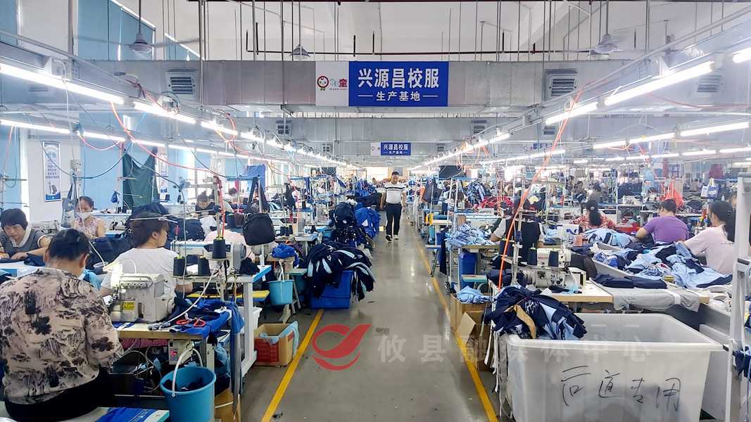 赶制校服迎开学   攸县这家企业员工旺季最高月收入9000元